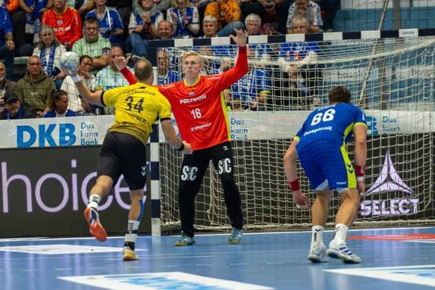 Kai Haefner, Rueckraum rechts, (TVB Stuttgart 34), Bertram Obling, Torwart, (VfL Gummersbach 16), Štěpan Zeman, Kreislaufer, (VfL Gummersbach 66VfL Gummersbach vs. TVB 1898 Stuttgart, Daikin Handball Bundesliga, Herren , 6. Spieltag, 25.09.2025 Gummersbach NRW Deutschland
