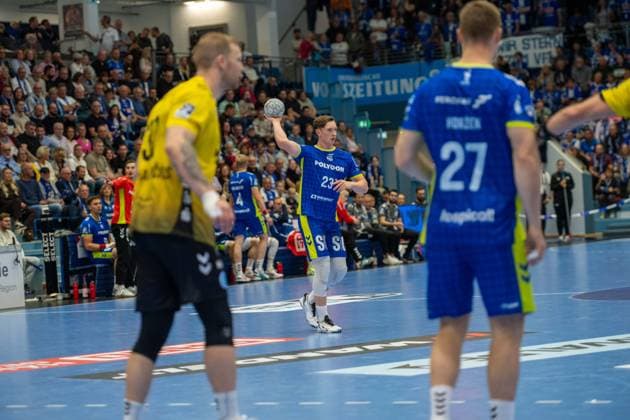 Ole Pregler, Rueckraum, (VfL Gummersbach 23), Kristjan Horžen, Kreislaufer, (VfL Gummersbach 27), VfL Gummersbach vs. TVB 1898 Stuttgart, Daikin Handball Bundesliga, Herren , 6. Spieltag, 25.09.2025 Gummersbach NRW Deutschland
