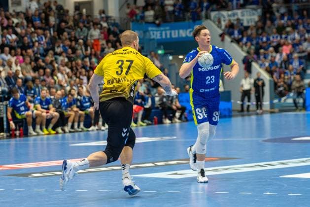 Jonas Truchanovicius, Rueckraum links, (TVB Stuttgart 37), Ole Pregler, Rueckraum, (VfL Gummersbach 23), VfL Gummersbach vs. TVB 1898 Stuttgart, Daikin Handball Bundesliga, Herren , 6. Spieltag, 25.09.2025 Gummersbach NRW Deutschland