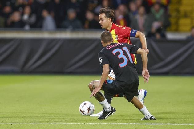 DEVENTER , 25-09-2025 , Stadium De Adelaarshorst , season 2025 2026 , UEFA Europa League League phase . match between Go Ahead Eagles and FCSB, final result 0-1, Picture shows FCSB player Juri Cisotti GA Eagles player Mats Deijl Go Ahead Eagles - FCSB  x31196188x Copyright: