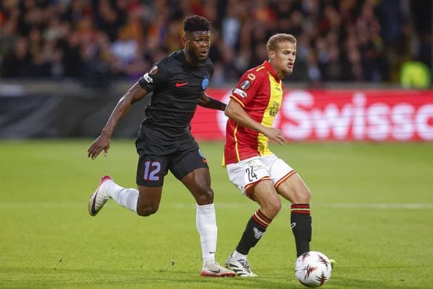 DEVENTER , 25-09-2025 , Stadium De Adelaarshorst , season 2025 2026 , UEFA Europa League League phase . match between Go Ahead Eagles and FCSB, final result 0-1, Picture shows FCSB player Enagnon David Kiki GA Eagles player Kenzo Goudmijn Go Ahead Eagles - FCSB  x31196190x Copyright: