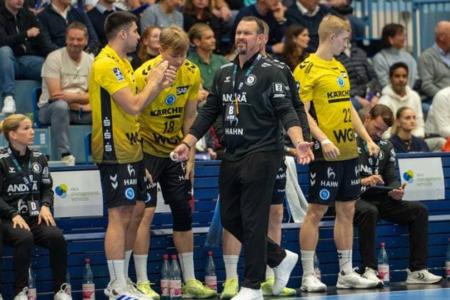 Misha Kaufmann, Cheftrainer, (TVB Stuttgart), Linus Schmid, (TVB Stuttgart 18), Torben Matzken, Rueckraum mitte,, (TVB Stuttgart 22), VfL Gummersbach vs. TVB 1898 Stuttgart, Daikin Handball Bundesliga, Herren , 6. Spieltag, 25.09.2025 Gummersbach NRW Deutschland