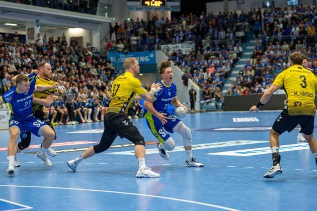 Kristjan Horžen, Kreislaufer, (VfL Gummersbach 27), Lenny Rubin, Rueckraum links, (TVB Stuttgart 44), Jonas Truchanovicius, Rueckraum links, (TVB Stuttgart 37), Ole Pregler, Rueckraum, (VfL Gummersbach 23), Max Haefner, Rueckraum mitte, (TVB Stuttgart 3), VfL Gummersbach vs. TVB 1898 Stuttgart, Daikin Handball Bundesliga, Herren , 6. Spieltag, 25.09.2025 Gummersbach NRW Deutschland