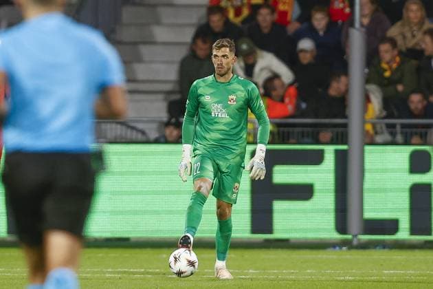 DEVENTER , 25-09-2025 , Stadium De Adelaarshorst , season 2025 2026 , UEFA Europa League League phase . match between Go Ahead Eagles and FCSB, final result 0-1, Picture shows GA Eagles goalkeeper Jari de Busser Go Ahead Eagles - FCSB  x31196204x Copyright:
