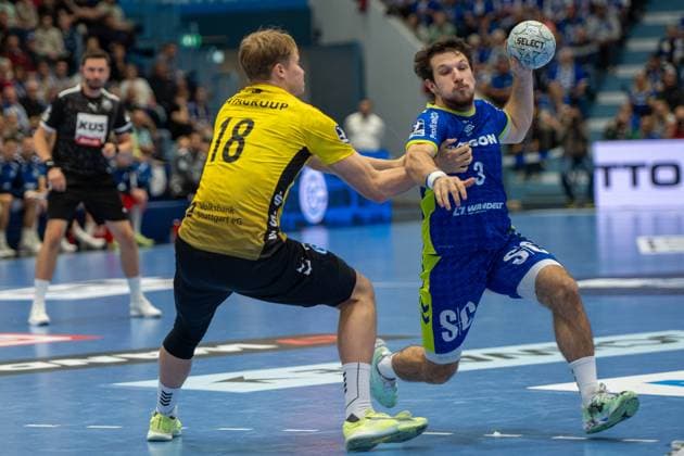 Linus Schmid, (TVB Stuttgart 18), Joao Gomes, Rueckraum, (VfL Gummersbach 3), VfL Gummersbach vs. TVB 1898 Stuttgart, Daikin Handball Bundesliga, Herren , 6. Spieltag, 25.09.2025 Gummersbach NRW Deutschland