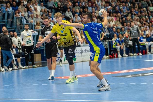 Linus Schmid, (TVB Stuttgart 18), MiloÅ¡ VujoviÄ‡, Aussen, (VfL Gummersbach 6), VfL Gummersbach vs. TVB 1898 Stuttgart, Daikin Handball Bundesliga, Herren , 6. Spieltag, 25.09.2025 Gummersbach NRW Deutschland