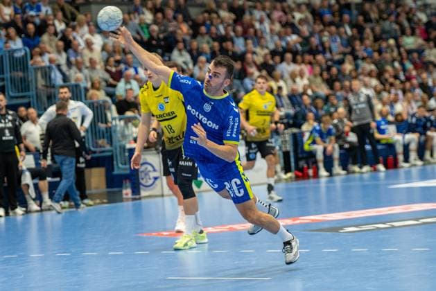 Linus Schmid, (TVB Stuttgart 18), MiloÅ¡ VujoviÄ‡, Aussen, (VfL Gummersbach 6),VfL Gummersbach vs. TVB 1898 Stuttgart, Daikin Handball Bundesliga, Herren , 6. Spieltag, 25.09.2025 Gummersbach NRW Deutschland