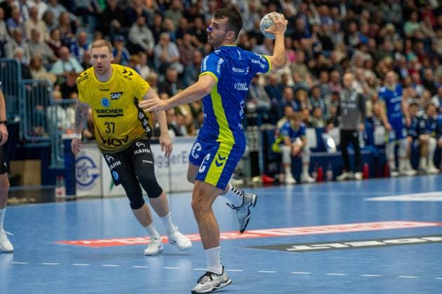 Jonas Truchanovicius, Rueckraum links, (TVB Stuttgart 37), Joao Gomes, Rueckraum, (VfL Gummersbach 3), VfL Gummersbach vs. TVB 1898 Stuttgart, Daikin Handball Bundesliga, Herren , 6. Spieltag, 25.09.2025 Gummersbach NRW Deutschland