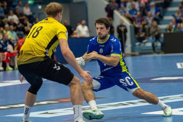 Linus Schmid, (TVB Stuttgart 18),Joao Gomes, Rueckraum, (VfL Gummersbach 3), VfL Gummersbach vs. TVB 1898 Stuttgart, Daikin Handball Bundesliga, Herren , 6. Spieltag, 25.09.2025 Gummersbach NRW Deutschland