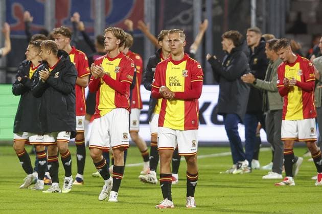 DEVENTER , 25-09-2025 , Stadium De Adelaarshorst , season 2025 2026 , UEFA Europa League League phase . match between Go Ahead Eagles and FCSB, final result 0-1, Picture shows disappointment by GA Eagles player Melle Meulensteen GA Eagles player Finn Stokkers GA Eagles player Calvin Twigt Go Ahead Eagles - FCSB  x31196226x Copyright: