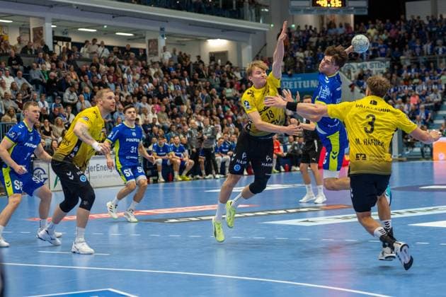 Linus Schmid, (TVB Stuttgart 18), Max Haefner, Rueckraum mitte, (TVB Stuttgart 3), Joao Gomes, Rueckraum, (VfL Gummersbach 3), Ole Pregler, Rueckraum, (VfL Gummersbach 23), VfL Gummersbach vs. TVB 1898 Stuttgart, Daikin Handball Bundesliga, Herren , 6. Spieltag, 25.09.2025 Gummersbach NRW Deutschland