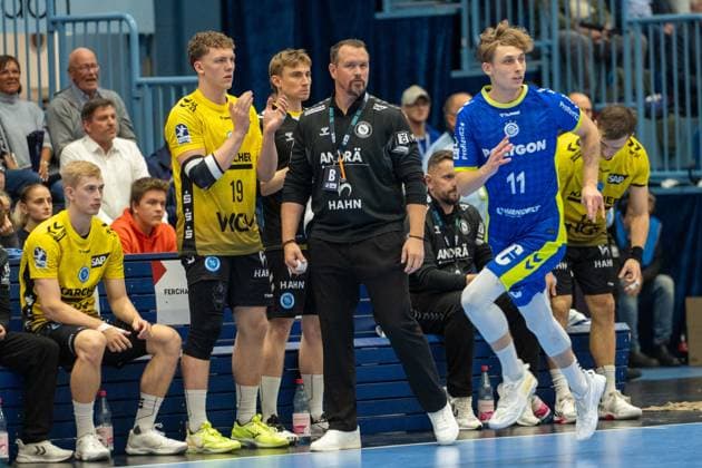 Misha Kaufmann, Cheftrainer, (TVB Stuttgart), Mathis Haeseler, Aussen, (VfL Gummersbach 11), Max Heydecke, (TVB Stuttgart 19), VfL Gummersbach vs. TVB 1898 Stuttgart, Daikin Handball Bundesliga, Herren , 6. Spieltag, 25.09.2025 Gummersbach NRW Deutschland