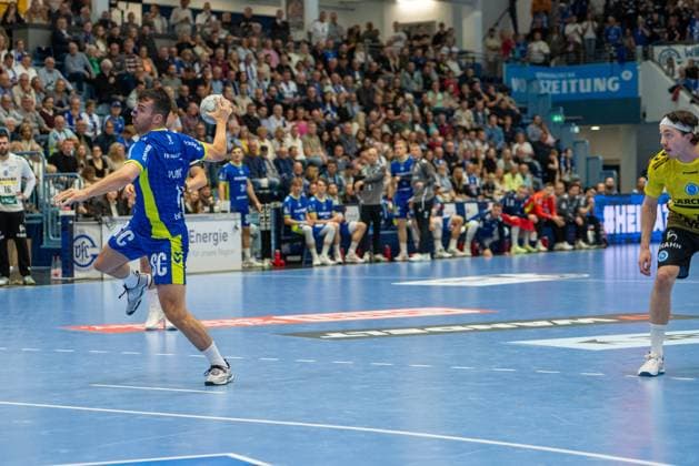 MiloÅ¡ VujoviÄ‡, Aussen, (VfL Gummersbach 6), VfL Gummersbach vs. TVB 1898 Stuttgart, Daikin Handball Bundesliga, Herren , 6. Spieltag, 25.09.2025 Gummersbach NRW Deutschland