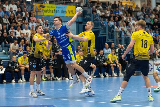 Ivan Snajder, Linksaußen, (TVB Stuttgart 10),Kristjan Horžen, Kreislaufer, (VfL Gummersbach 27), , Jonas Truchanovicius, Rueckraum links, (TVB Stuttgart 37), Linus Schmid, (TVB Stuttgart 18), VfL Gummersbach vs. TVB 1898 Stuttgart, Daikin Handball Bundesliga, Herren , 6. Spieltag, 25.09.2025 Gummersbach NRW Deutschland