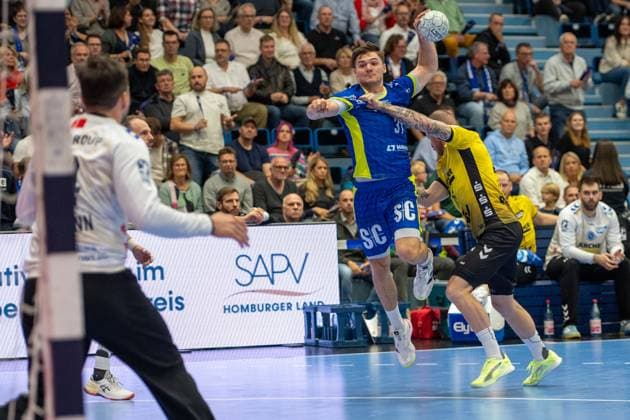 Daniel Rebmann, Torwart, (TVB Stuttgart 94), Kristjan Horžen, Kreislaufer, (VfL Gummersbach 27), VfL Gummersbach vs. TVB 1898 Stuttgart, Daikin Handball Bundesliga, Herren , 6. Spieltag, 25.09.2025 Gummersbach NRW Deutschland