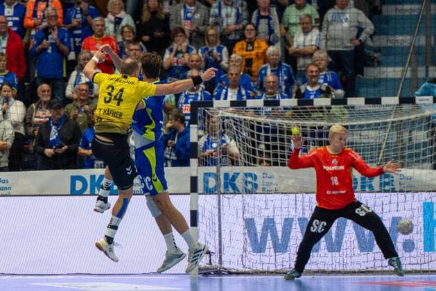 Kai Haefner, Rueckraum rechts, (TVB Stuttgart 34), 18 VfL Gummersbach vs. TVB 1898 Stuttgart, Daikin Handball Bundesliga, Herren , 6. Spieltag, 25.09.2025 Gummersbach NRW Deutschland