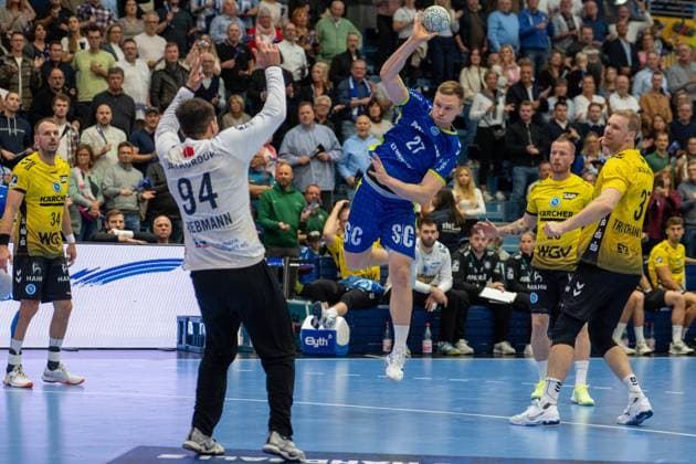 Kai Haefner, Rueckraum rechts, (TVB Stuttgart 34), Daniel Rebmann, Torwart, (TVB Stuttgart 94), Kristjan Horžen, Kreislaufer, (VfL Gummersbach 27), Jonas Truchanovicius, Rueckraum links, (TVB Stuttgart 37), VfL Gummersbach vs. TVB 1898 Stuttgart, Daikin Handball Bundesliga, Herren , 6. Spieltag, 25.09.2025 Gummersbach NRW Deutschland
