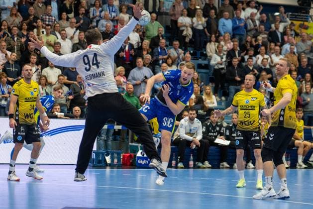 Kai Haefner, Rueckraum rechts, (TVB Stuttgart 34), Daniel Rebmann, Torwart, (TVB Stuttgart 94), Kristjan Horžen, Kreislaufer, (VfL Gummersbach 27), Jonas Truchanovicius, Rueckraum links, (TVB Stuttgart 37)VfL Gummersbach vs. TVB 1898 Stuttgart, Daikin Handball Bundesliga, Herren , 6. Spieltag, 25.09.2025 Gummersbach NRW Deutschland