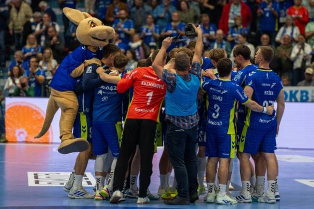 Die MAnnschaft feiert den Sieg, VfL Gummersbach vs. TVB 1898 Stuttgart, Daikin Handball Bundesliga, Herren , 6. Spieltag, 25.09.2025 Gummersbach NRW Deutschland