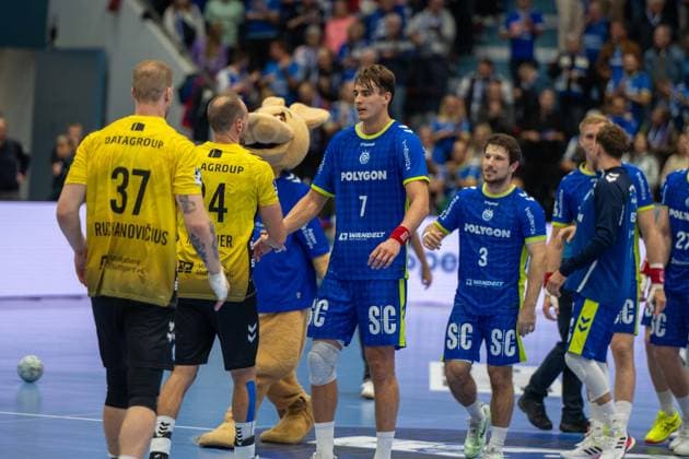 Jonas Truchanovicius, Rueckraum links, (TVB Stuttgart 37), Kai Haefner, Rueckraum rechts, (TVB Stuttgart 34), Julian Koester, Rueckraum, (VfL Gummersbach 7), Joao Gomes, Rueckraum, (VfL Gummersbach 3), VfL Gummersbach vs. TVB 1898 Stuttgart, Daikin Handball Bundesliga, Herren , 6. Spieltag, 25.09.2025 Gummersbach NRW Deutschland