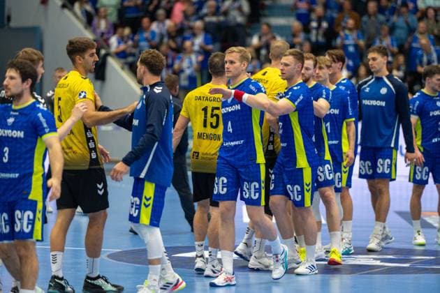 Die MAnnschaft feiert den Sieg, VfL Gummersbach vs. TVB 1898 Stuttgart, Daikin Handball Bundesliga, Herren , 6. Spieltag, 25.09.2025 Gummersbach NRW Deutschland