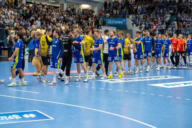 Die MAnnschaft feiert den Sieg,VfL Gummersbach vs. TVB 1898 Stuttgart, Daikin Handball Bundesliga, Herren , 6. Spieltag, 25.09.2025 Gummersbach NRW Deutschland
