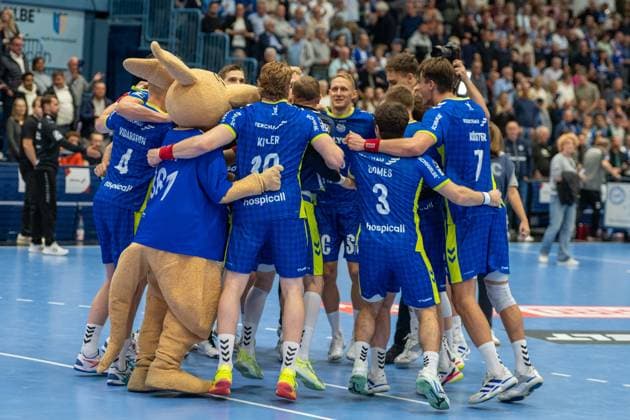 Die MAnnschaft feiert den Sieg,VfL Gummersbach vs. TVB 1898 Stuttgart, Daikin Handball Bundesliga, Herren , 6. Spieltag, 25.09.2025 Gummersbach NRW Deutschland