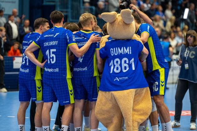 Die MAnnschaft feiert den Sieg,VfL Gummersbach vs. TVB 1898 Stuttgart, Daikin Handball Bundesliga, Herren , 6. Spieltag, 25.09.2025 Gummersbach NRW Deutschland
