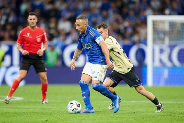 September 25, 2025, Oviedo, Asturias, Spain: Santi Cazorla of Real Oviedo competes for the ball with Marc Casado of FC Barcelona, Barca prior to the LaLiga EA Sports match between Real Oviedo and FC Barcelona at Carlos Tartiere on September 25, 2025, in Oviedo, Spain. Oviedo Spain - ZUMAa181 20250925_zaa_a181_063 Copyright: xRicardoxLarreinax