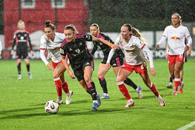Fußball I Frauen I Saison 2025-2026 I Bundesliga I 4. Spieltag I RB Leipzig - Hamburger SV I 25.09.2025 Melanie Brunnthaler (11, Hamburger SV) zieht Sandra Starke (13, Rasenballsport Leipzig) (l.) und Nikoline Dudek (24, Rasenballsport Leipzig) (r.) davon Leipzig RB Trainingszentrum, Cottaweg 7 Sachsen Deutschland Copyright: xLobeca InesxHähnelx