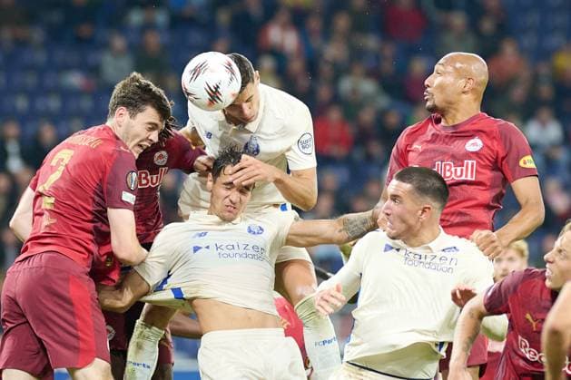 Salzburg, Österreich 25. September 2025: Europa League - 2025 2026 - RB Salzburg vs. FC Porto Im Bild: v. li. im Zweikampf Jacob Rasmussen (RB), Jan Bednarek (FC), Karim Onisiwo (RB) Red Bull Arena