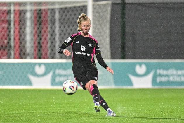 Fußball I Frauen I Saison 2025-2026 I Bundesliga I 4. Spieltag I RB Leipzig - Hamburger SV I 25.09.2025 Jaqueline Dönges (21, Hamburger SV) spielt den Ball Freisteller, Nahaufnahme, Porträt, Portrait, Einzelfoto, Einzelbild, Körper Leipzig RB Trainingszentrum, Cottaweg 7 Sachsen Deutschland Copyright: xLobeca InesxHähnelx