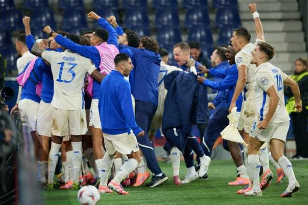 Salzburg, Österreich 25. September 2025: Europa League - 2025 2026 - RB Salzburg vs. FC Porto Im Bild: DieMannschaft vom FC Porto jubelt nacvh dem 0:1 bei ihren Fans Red Bull Arena