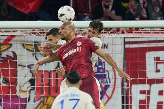 Salzburg, Österreich 25. September 2025: Europa League - 2025 2026 - RB Salzburg vs. FC Porto Im Bild: v. li. im Zweikampf Jan Bednarek (FC), Karim Onisiwo (RB), Jakub Kiwior (FC) Red Bull Arena