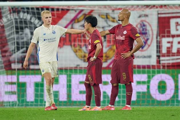Salzburg, Österreich 25. September 2025: Europa League - 2025 2026 - RB Salzburg vs. FC Porto Im Bild: v.li. Victor Froholdt (FC) troestet tröstet Sota Kitano (RB) und Karim Onisiwo (RB) Red Bull Arena
