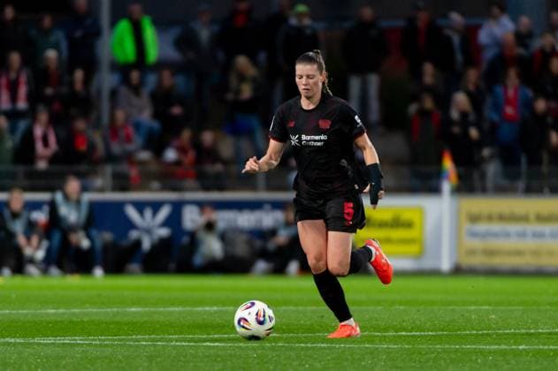 Claudia Wenger (Bayer Leverkusen,No.05) DEU, Leverkusen, 25.09.2025 Fußball, Google Pixel Frauen-Bundesliga, 4. Spieltag, Bayer 04 Leverkusen - Eintracht Frankfurt DIE DFB-RICHTLINIEN UNTERSAGEN JEGLICHE NUTZUNG VON FOTOS ALS SEQUENZBILDER UND ODER VIDEOÄHNLICHE FOTOSTRECKEN