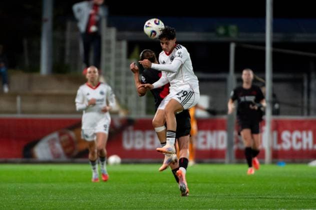 Kopfballduell Dilara Acikgöz (Eintracht Frankfurt,No.29) (vorne) gegen Ruby Grant (Bayer Leverkusen,No.22) DEU, Leverkusen, 25.09.2025 Fußball, Google Pixel Frauen-Bundesliga, 4. Spieltag, Bayer 04 Leverkusen - Eintracht Frankfurt DIE DFB-RICHTLINIEN UNTERSAGEN JEGLICHE NUTZUNG VON FOTOS ALS SEQUENZBILDER UND ODER VIDEOÄHNLICHE FOTOSTRECKEN