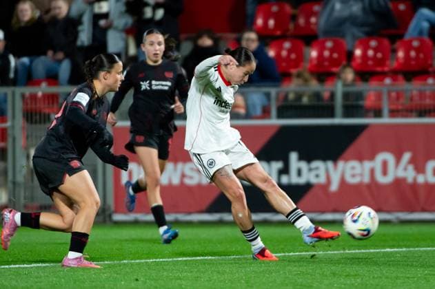 Schuß von Géraldine Reuteler (Eintracht Frankfurt,No.14) DEU, Leverkusen, 25.09.2025 Fußball, Google Pixel Frauen-Bundesliga, 4. Spieltag, Bayer 04 Leverkusen - Eintracht Frankfurt DIE DFB-RICHTLINIEN UNTERSAGEN JEGLICHE NUTZUNG VON FOTOS ALS SEQUENZBILDER UND ODER VIDEOÄHNLICHE FOTOSTRECKEN