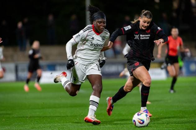 Zweikampf (L-R) Nicole Anyomi (Eintracht Frankfurt,No.19), Katharina Piljic (Bayer Leverkusen,No.06) DEU, Leverkusen, 25.09.2025 Fußball, Google Pixel Frauen-Bundesliga, 4. Spieltag, Bayer 04 Leverkusen - Eintracht Frankfurt DIE DFB-RICHTLINIEN UNTERSAGEN JEGLICHE NUTZUNG VON FOTOS ALS SEQUENZBILDER UND ODER VIDEOÄHNLICHE FOTOSTRECKEN
