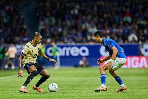Real Oviedo v FC Barcelona, Barca - LaLiga EA Sports OVIEDO, SPAIN - SEPTEMBER 25: Raphinha of FC Barcelona competes for the ball with Ilyas Chaira of Real Oviedo during to the LaLiga EA Sports match between Real Oviedo and FC Barcelona at Carlos Tartiere stadium on September 25, 2025 in Oviedo, Spain. (Photo by Diego Simon Photo Players Images Magara Press) Oviedo Estadio Carlos Tartiere Spain Copyright: xDiegoxSimonx
