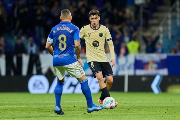 Real Oviedo v FC Barcelona, Barca - LaLiga EA Sports OVIEDO, SPAIN - SEPTEMBER 25: Pedri of FC Barcelona competes for the ball with Santi Cazorla of Real Oviedo during to the LaLiga EA Sports match between Real Oviedo and FC Barcelona at Carlos Tartiere stadium on September 25, 2025 in Oviedo, Spain. (Photo by Diego Simon Photo Players Images Magara Press) Oviedo Estadio Carlos Tartiere Spain Copyright: xDiegoxSimonx