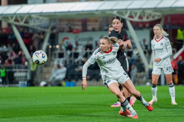 Elisa Senß (Eintracht Frankfurt,No.06) (vorne) im Zweikampf mit Ruby Grant (Bayer Leverkusen,No.22) DEU, Leverkusen, 25.09.2025 Fußball, Google Pixel Frauen-Bundesliga, 4. Spieltag, Bayer 04 Leverkusen - Eintracht Frankfurt DIE DFB-RICHTLINIEN UNTERSAGEN JEGLICHE NUTZUNG VON FOTOS ALS SEQUENZBILDER UND ODER VIDEOÄHNLICHE FOTOSTRECKEN