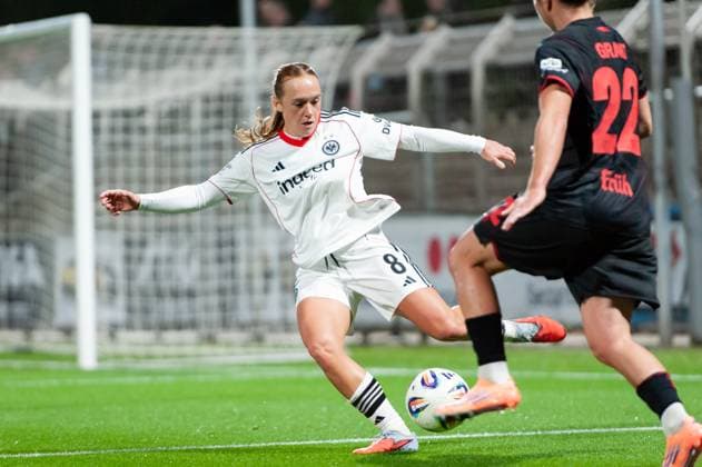 Lisanne Gräwe (Eintracht Frankfurt,No.08) schießt den Ball DEU, Leverkusen, 25.09.2025 Fußball, Google Pixel Frauen-Bundesliga, 4. Spieltag, Bayer 04 Leverkusen - Eintracht Frankfurt DIE DFB-RICHTLINIEN UNTERSAGEN JEGLICHE NUTZUNG VON FOTOS ALS SEQUENZBILDER UND ODER VIDEOÄHNLICHE FOTOSTRECKEN