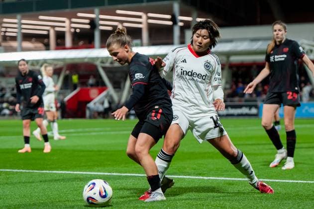 Zweikampf (L-R) Kirstin Kögel (Bayer Leverkusen,No.11) und Remina Chiba (Eintracht Frankfurt,No.15) DEU, Leverkusen, 25.09.2025 Fußball, Google Pixel Frauen-Bundesliga, 4. Spieltag, Bayer 04 Leverkusen - Eintracht Frankfurt DIE DFB-RICHTLINIEN UNTERSAGEN JEGLICHE NUTZUNG VON FOTOS ALS SEQUENZBILDER UND ODER VIDEOÄHNLICHE FOTOSTRECKEN