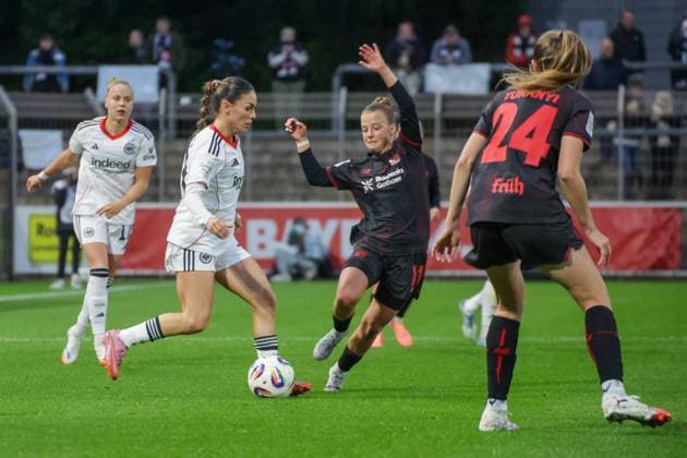 25.09.2025, xgrfx, Fussball Google Pixel Frauen-Bundesliga, Bayer Leverkusen - Eintracht Frankfurt v.l. Ereleta Memeti (Eintracht Frankfurt), Kristin Kögel (Bayer Leverkusen) (DFL DFB REGULATIONS PROHIBIT ANY USE OF PHOTOGRAPHS as IMAGE SEQUENCES and or QUASI-VIDEO) Leverkusen