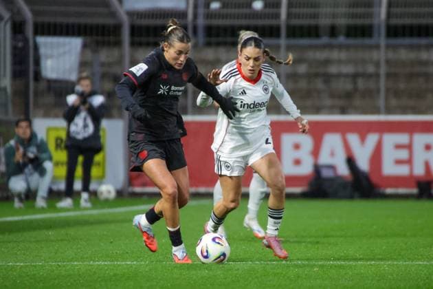 25.09.2025, xgrfx, Fussball Google Pixel Frauen-Bundesliga, Bayer Leverkusen - Eintracht Frankfurt v.l. Carlotta Wamser (Bayer Leverkusen), Ereleta Memeti (Eintracht Frankfurt) (DFL DFB REGULATIONS PROHIBIT ANY USE OF PHOTOGRAPHS as IMAGE SEQUENCES and or QUASI-VIDEO) Leverkusen