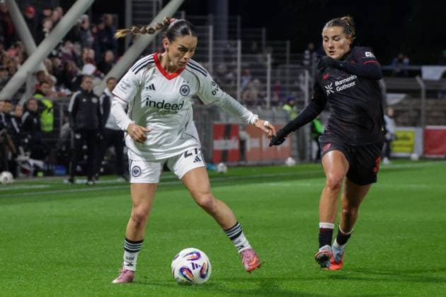 25.09.2025, xgrfx, Fussball Google Pixel Frauen-Bundesliga, Bayer Leverkusen - Eintracht Frankfurt v.l. Ereleta Memeti (Eintracht Frankfurt), Carlotta Wamser (Bayer Leverkusen) (DFL DFB REGULATIONS PROHIBIT ANY USE OF PHOTOGRAPHS as IMAGE SEQUENCES and or QUASI-VIDEO) Leverkusen