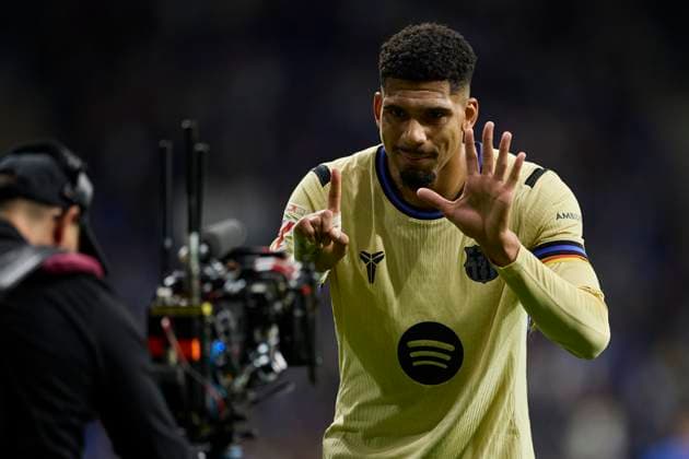 September 25, 2025, Oviedo, Asturias, Spain: Ronald Araujo of FC Barcelona, Barca celebrates after scoring goal during the LaLiga EA Sports match between Real Oviedo and FC Barcelona at Carlos Tartiere on September 25, 2025, in Oviedo, Spain. Oviedo Spain - ZUMAa181 20250925_zaa_a181_082 Copyright: xRicardoxLarreinax