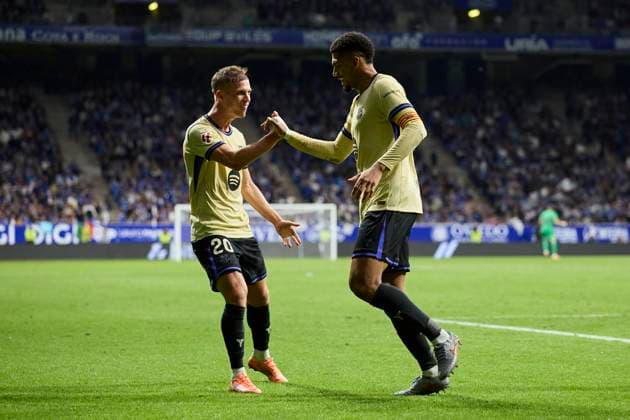 September 25, 2025, Oviedo, Asturias, Spain: Ronald Araujo of FC Barcelona, Barca celebrates after scoring goal during the LaLiga EA Sports match between Real Oviedo and FC Barcelona at Carlos Tartiere on September 25, 2025, in Oviedo, Spain. Oviedo Spain - ZUMAa181 20250925_zaa_a181_085 Copyright: xRicardoxLarreinax