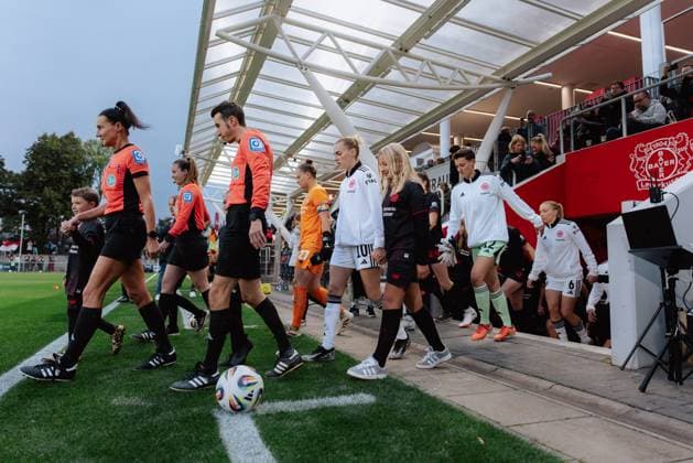 25.09.25, Frauen, Fussball, Google Pixel Frauen Bundesliga, Saison 2025 2026, Bayer 04 Leverkusen - Eintracht Frankfurt, 4. Spieltag Teams entering the pitch before the game, wide angle view Leverkusen Ulrich-Haberland-Stadion NRW Deutschland